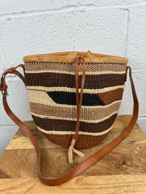 Woven Sisal Bucket Bag Leather Crossbody Earth Tone Summer Market Tote